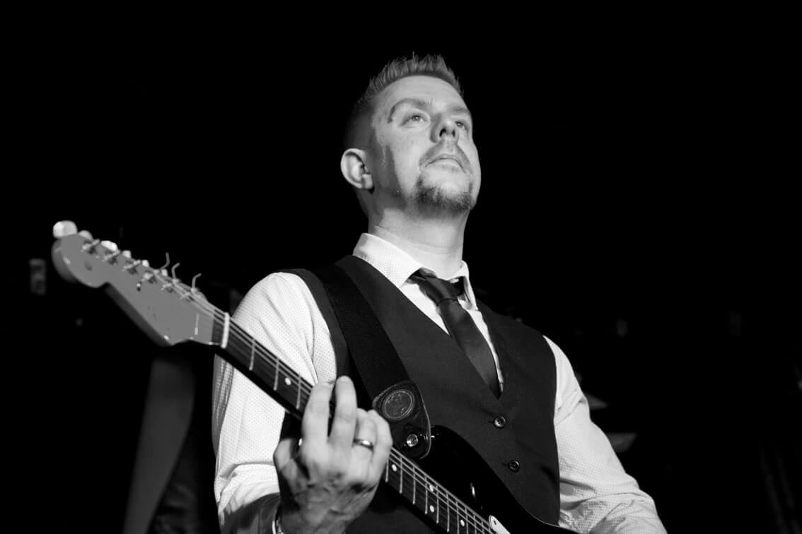 Lee Townsend. Vocals and lead guitar